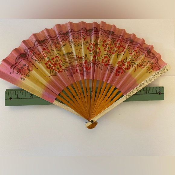 VINTAGE FOLDING HAND FAN Made in JAPAN - Picture 2 of 16